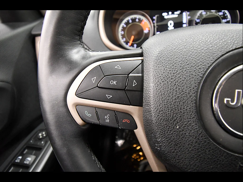 Used 2017 Billet Silver Metallic Clear Coat Jeep Latitude image 20