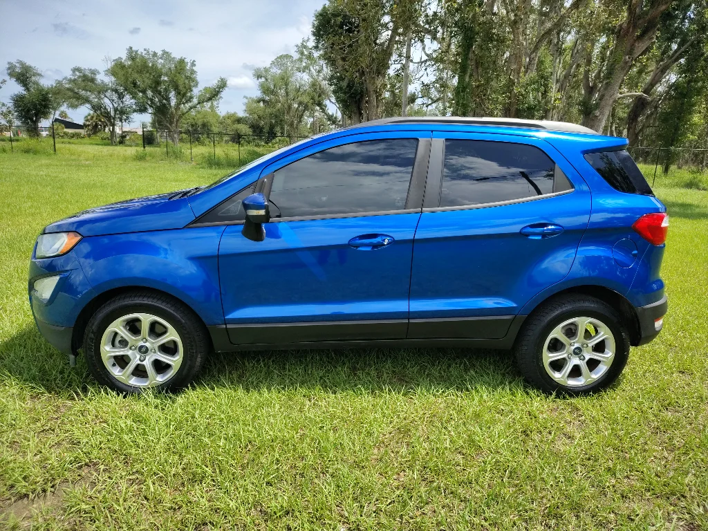 Used 2019 Lightning Blue Metallic Ford SE image 2