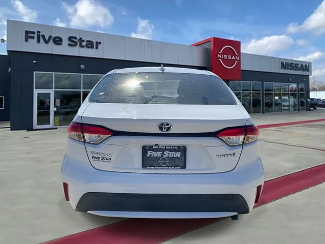 Used 2020 White Toyota LE image 5