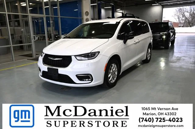 2025 Chrysler Pacifica Select's photo