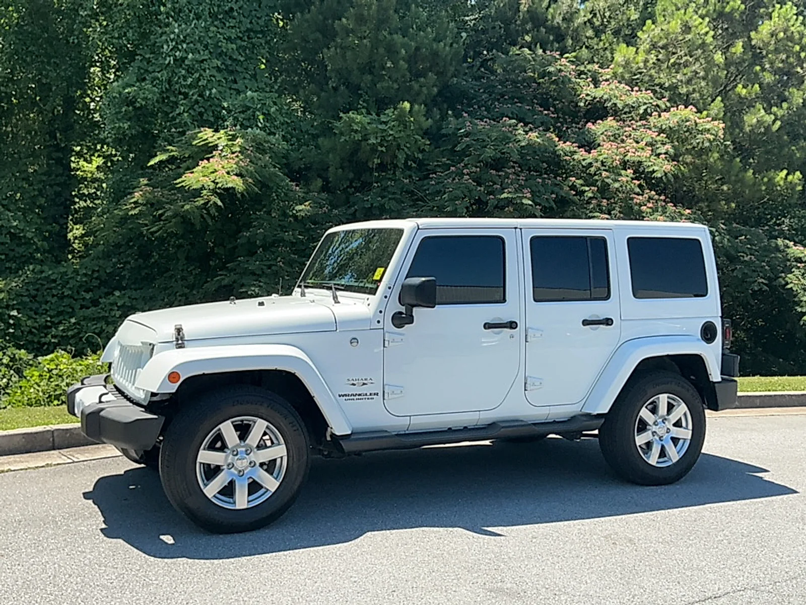 Used 2016 Bright White Clearcoat Jeep Sahara image 4
