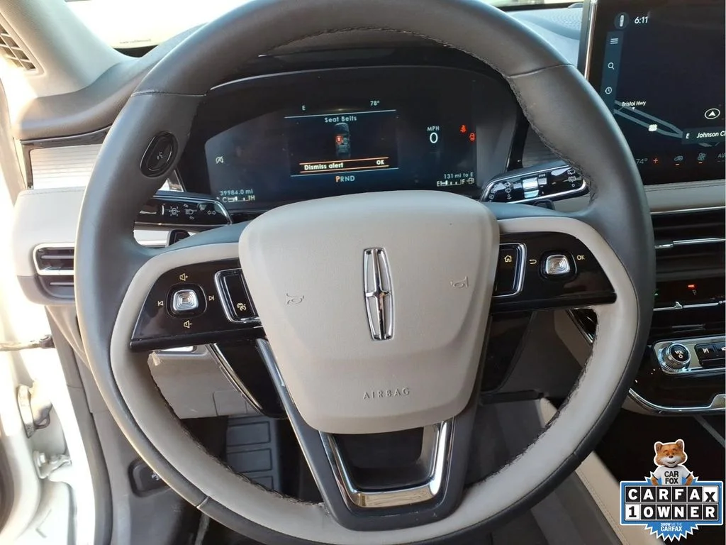 Used 2023 White Lincoln Standard image 22