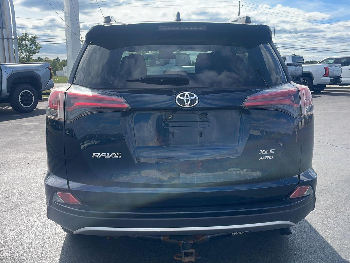 Used 2018 Galactic Aqua Mica Toyota XLE image 12