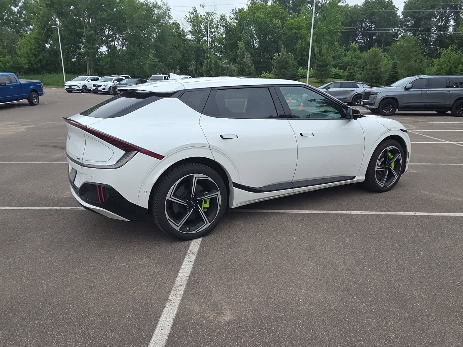 Used 2023 White Kia GT image 3