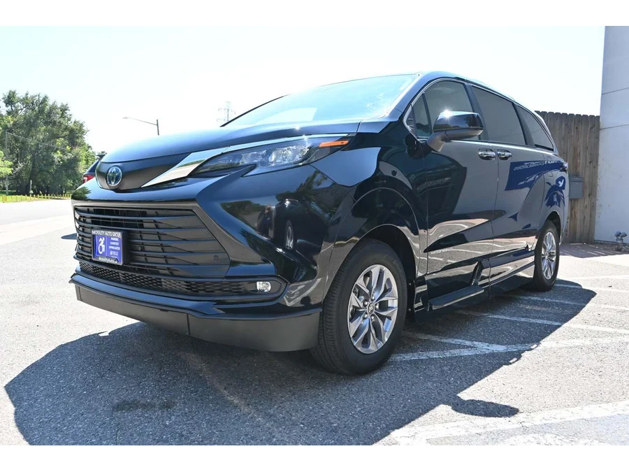 2025 Toyota Sienna XLE - Photo 10