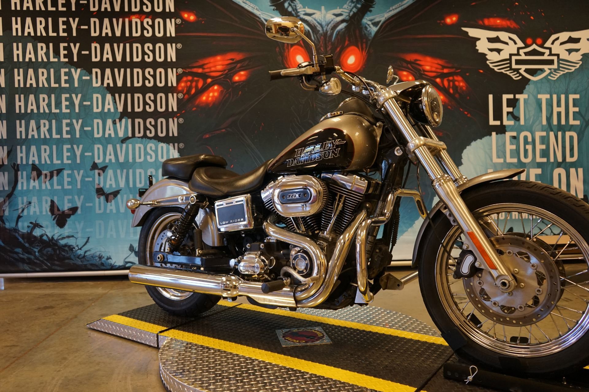 Used 2017 Billet Silver / Vivid Black Harley-Davidson  image 2