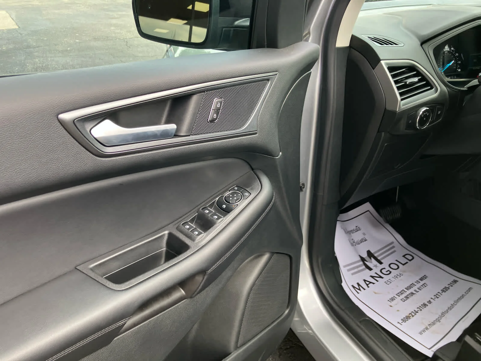 New 2023 Iconic Silver Metallic Ford SE image 8