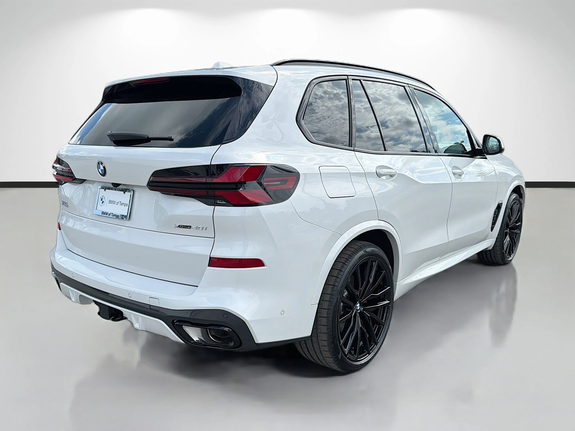 New 2026 Mineral White Metallic BMW xDrive40i image 3