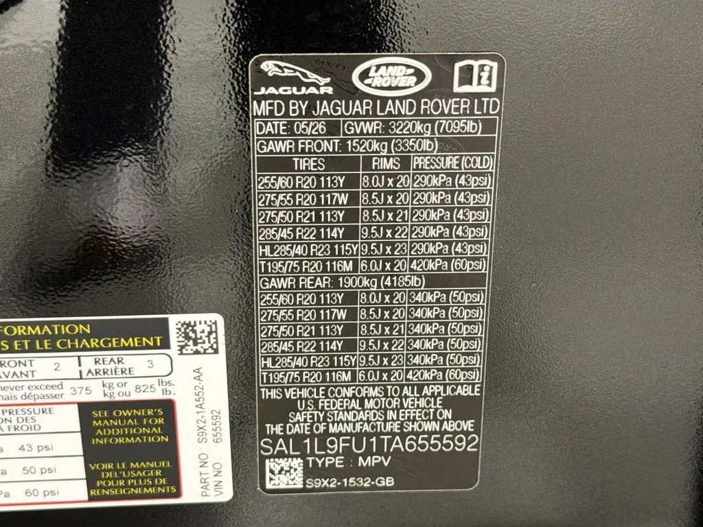New 2026 Santorini Black Land Rover Dynamic SE image 34