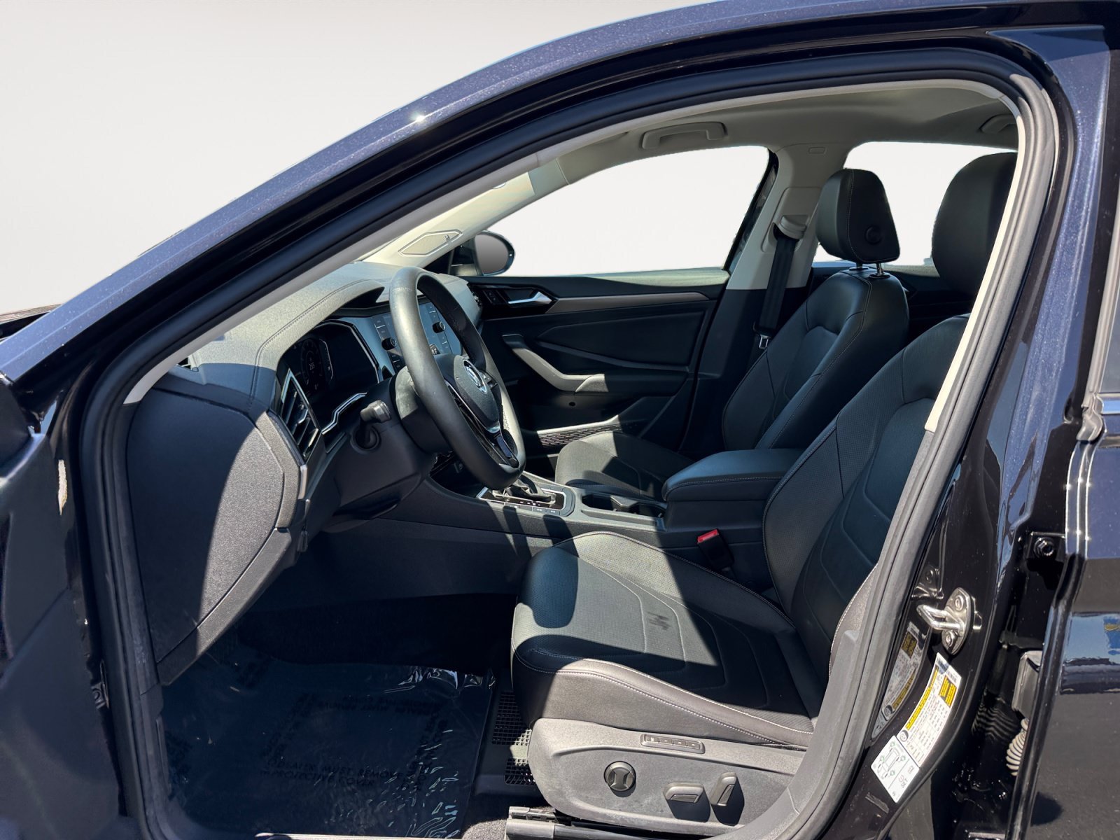 Used 2019 Deep Black Volkswagen SEL Premium image 10