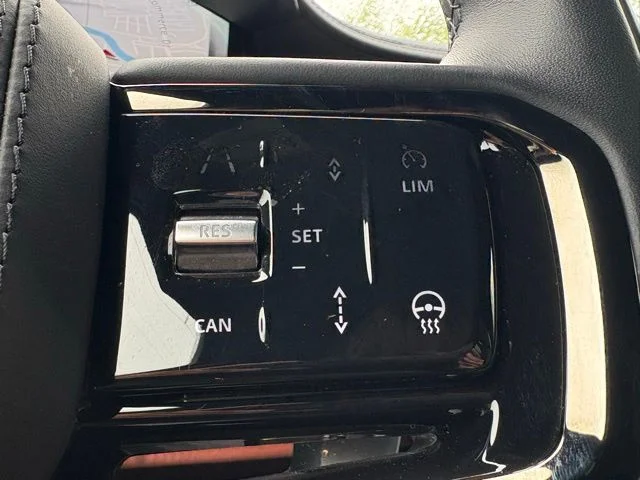 Certified Used 2025 White Land Rover Dynamic SE image 19