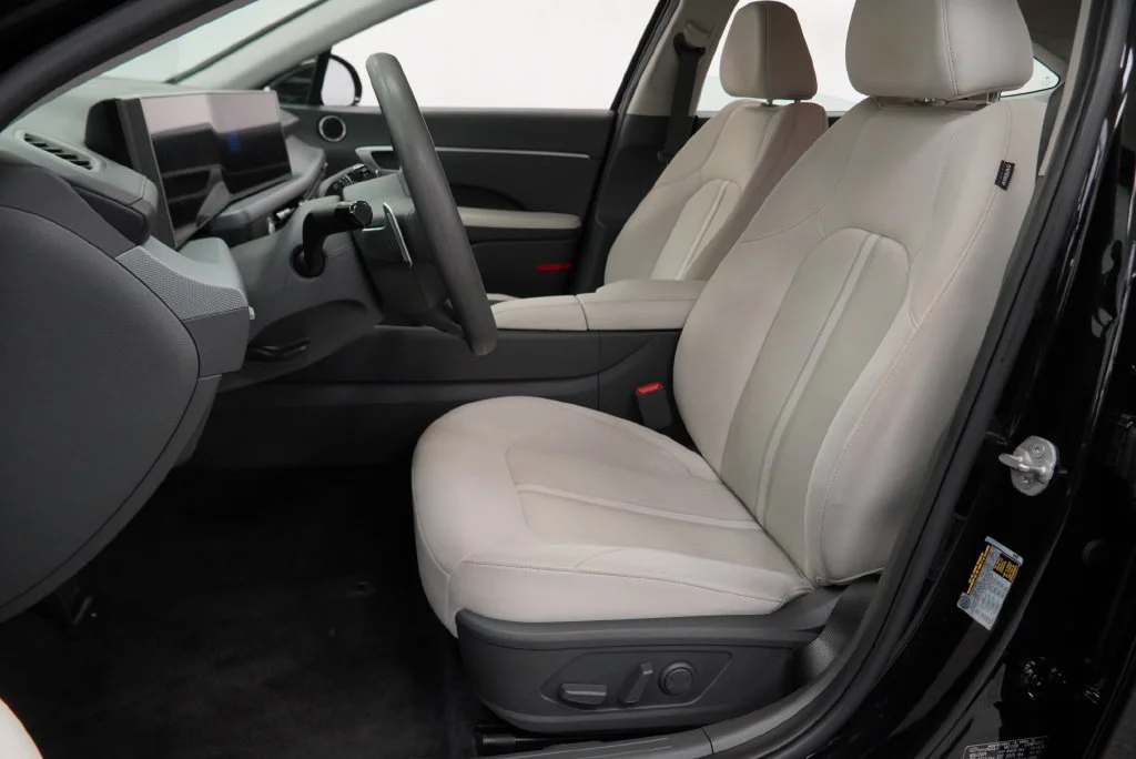 Used 2025 Abyss Black Hyundai SEL image 4