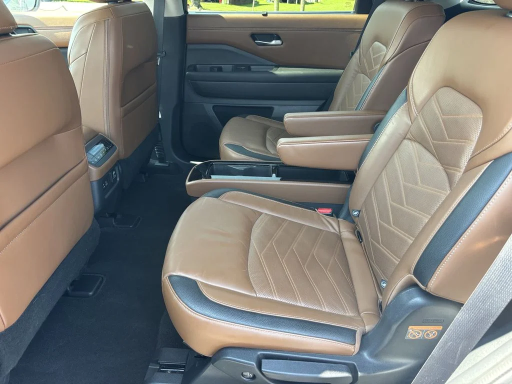 Used 2023 Silver Nissan Platinum image 17