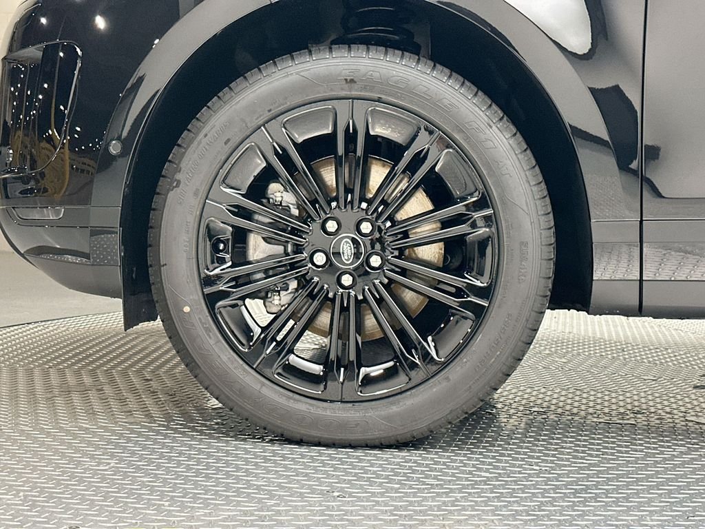 New 2026 Santorini Black Metallic Land Rover S image 5