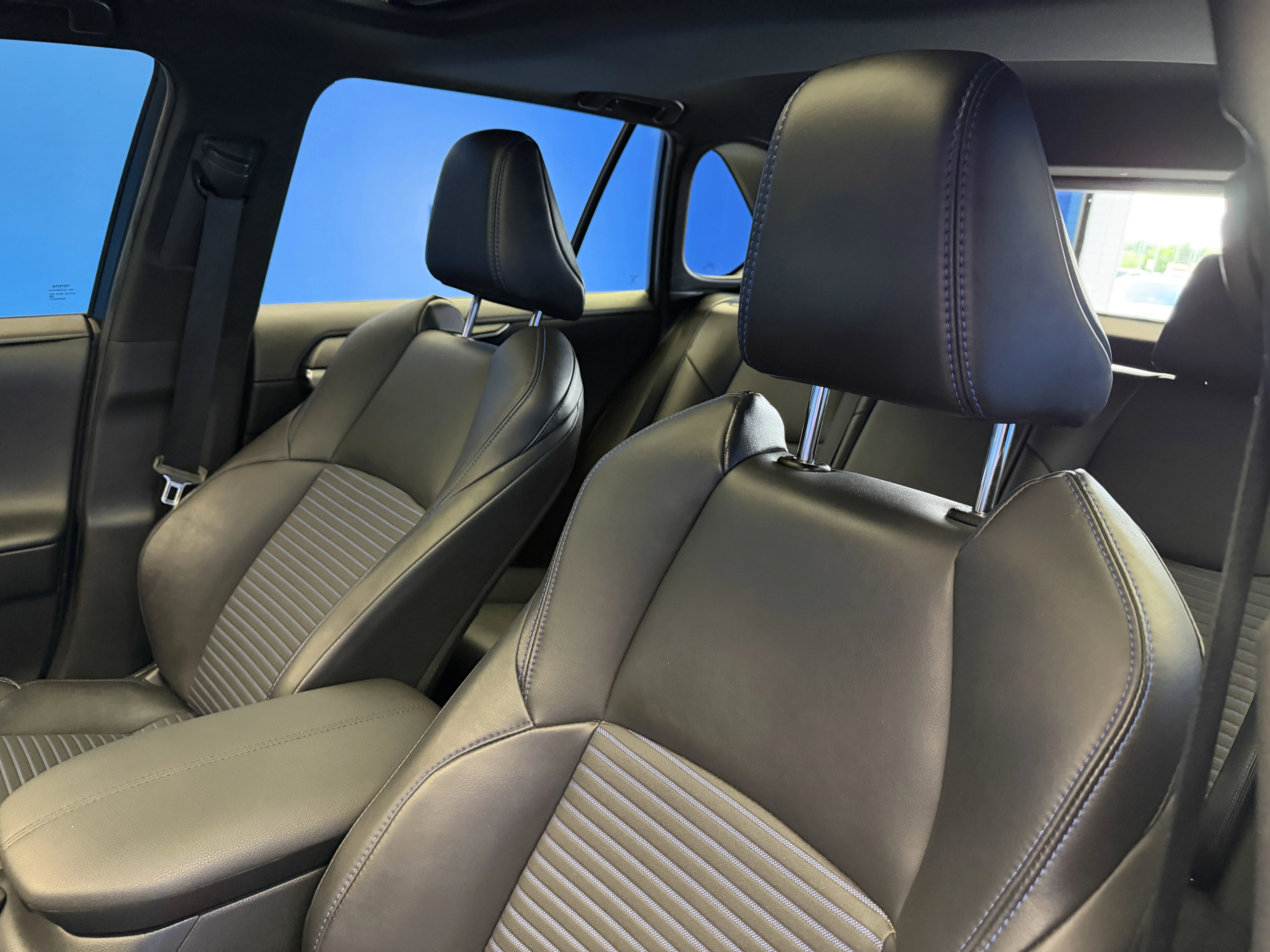 Used 2022 Blizzard Pearl/Midnight Black Metallic Toyota Hybrid XSE image 12