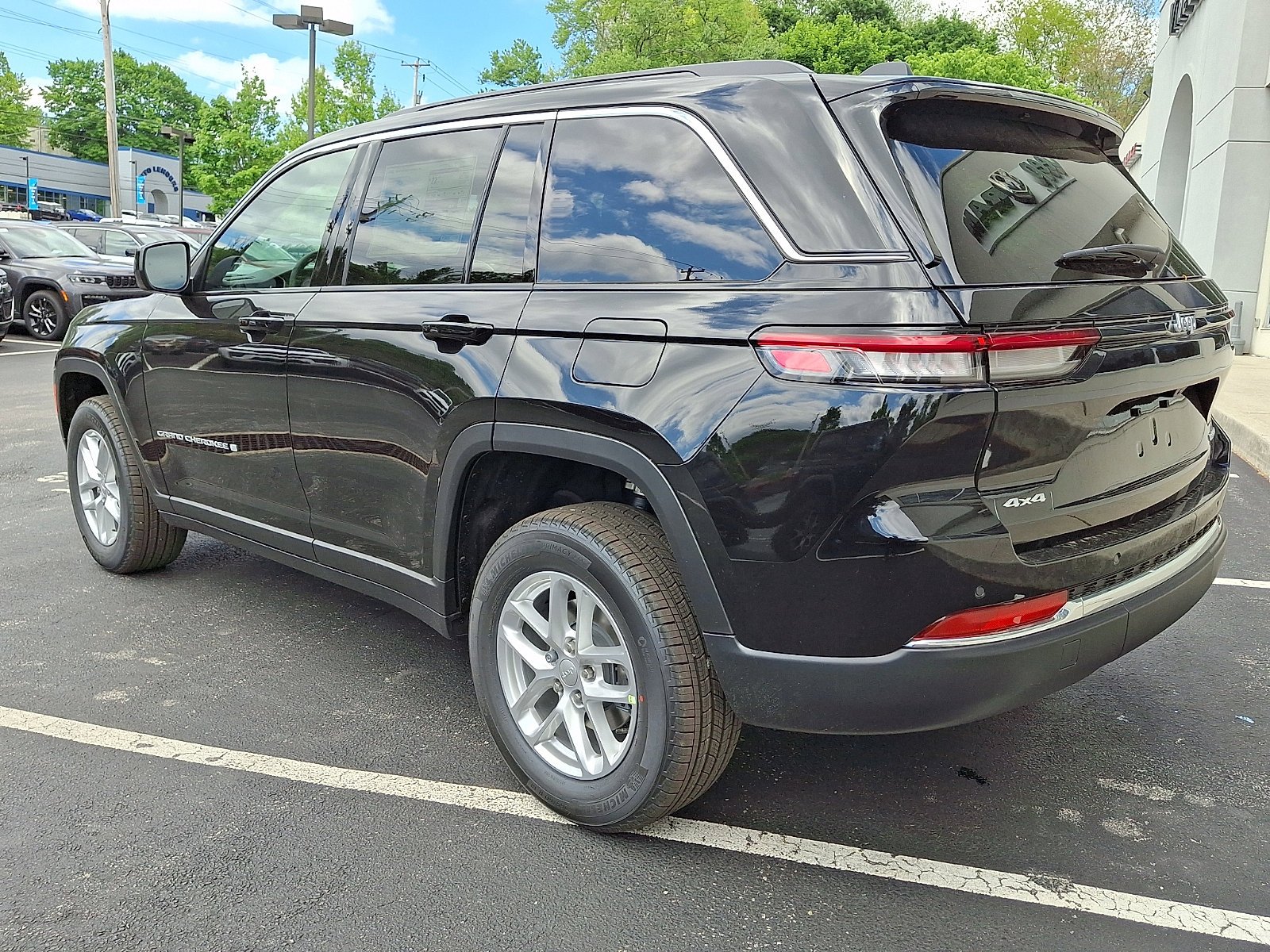 New 2026 Diamond Black Crystal Pearl-Coat Exterior Paint Jeep Laredo X image 4