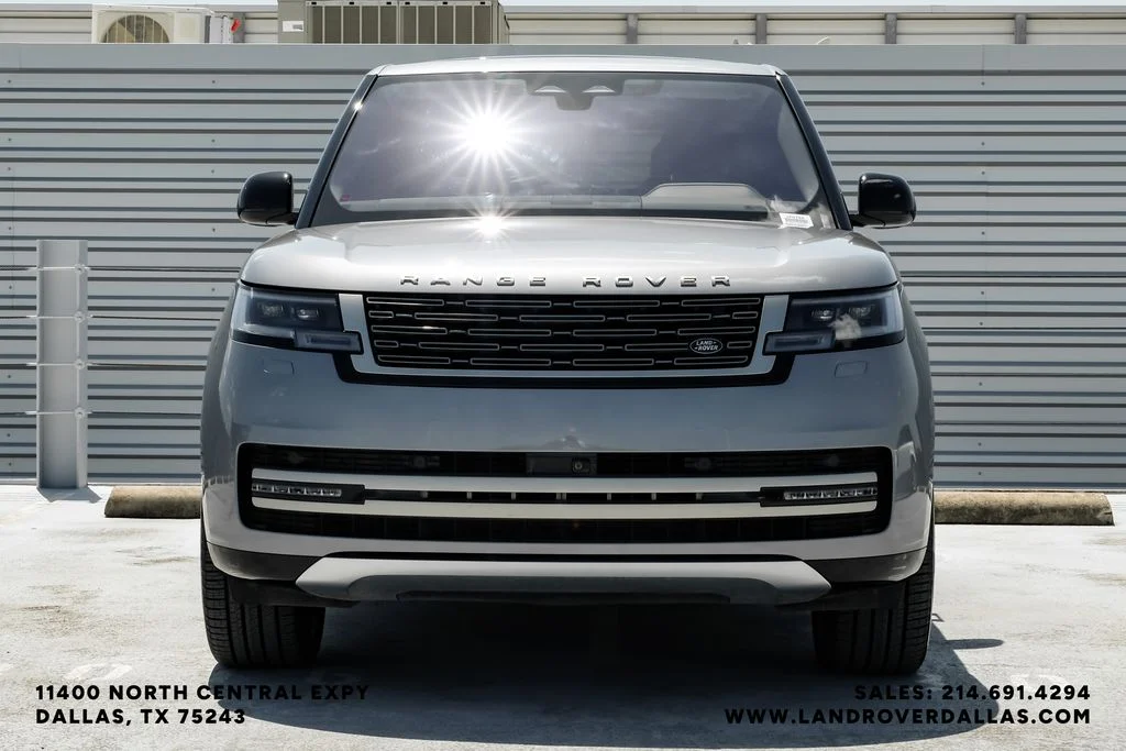 Used 2023 Grey Land Rover SE image 3