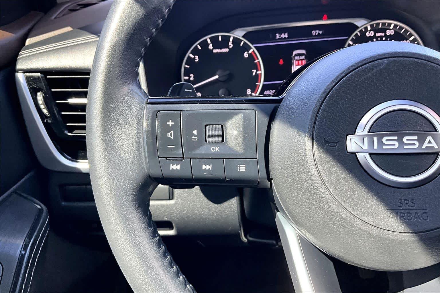 Used 2023 Pearl White Tricoat/Super Black Nissan SL image 21