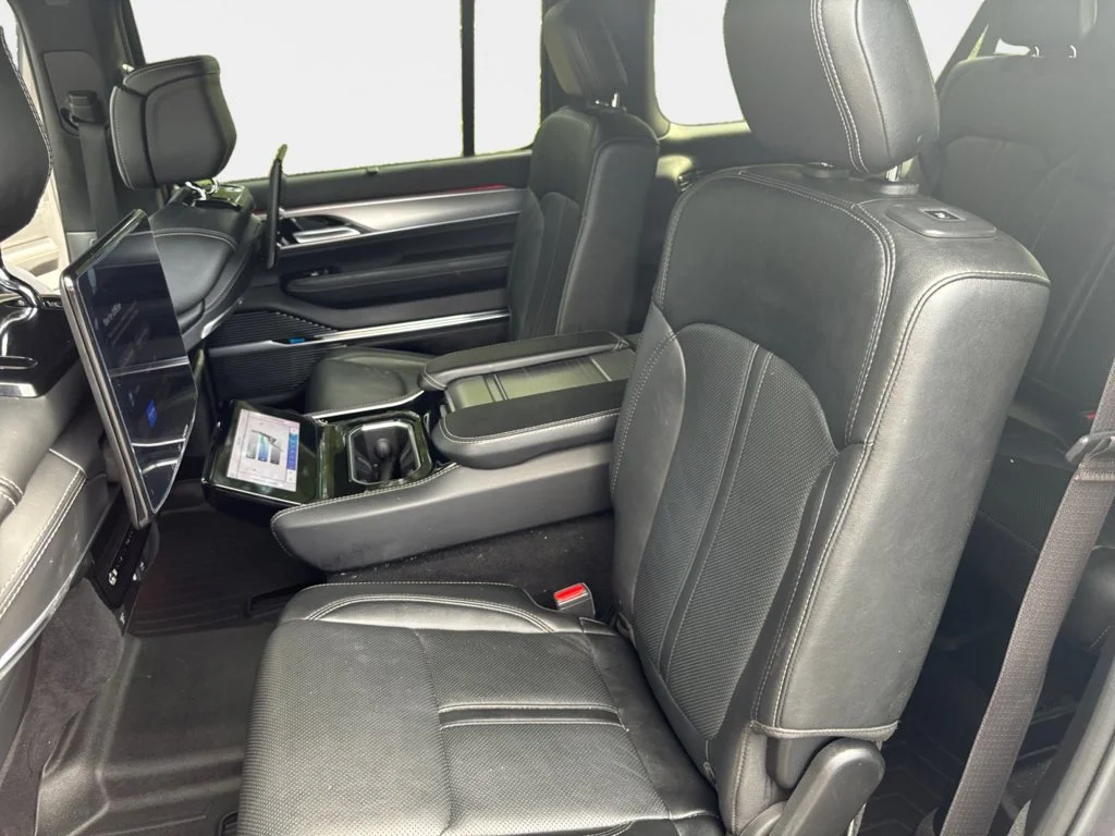 Used 2023 Gray Jeep Base image 10