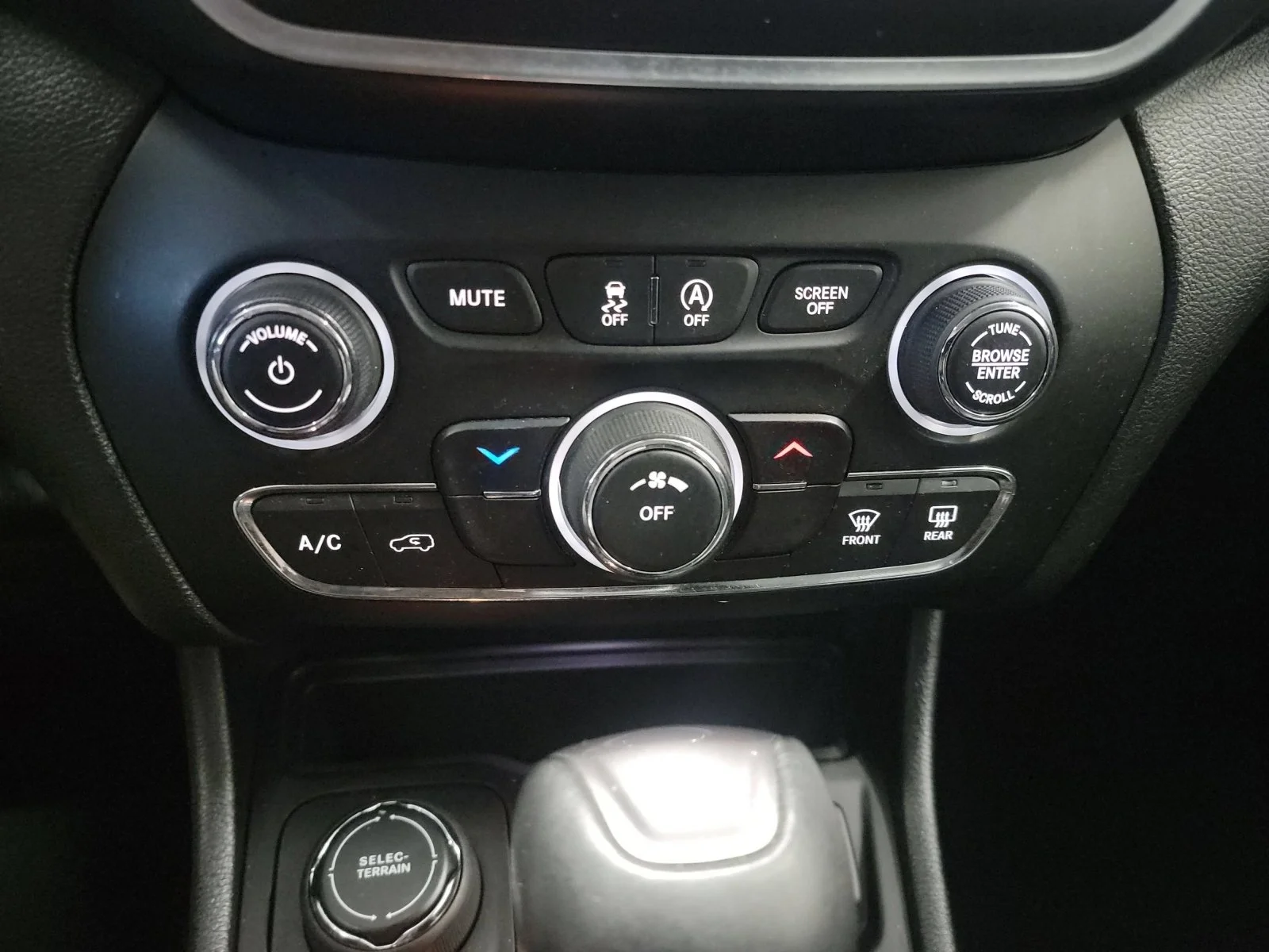 Used 2020 Slate Blue Pearlcoat Jeep Latitude Plus image 20