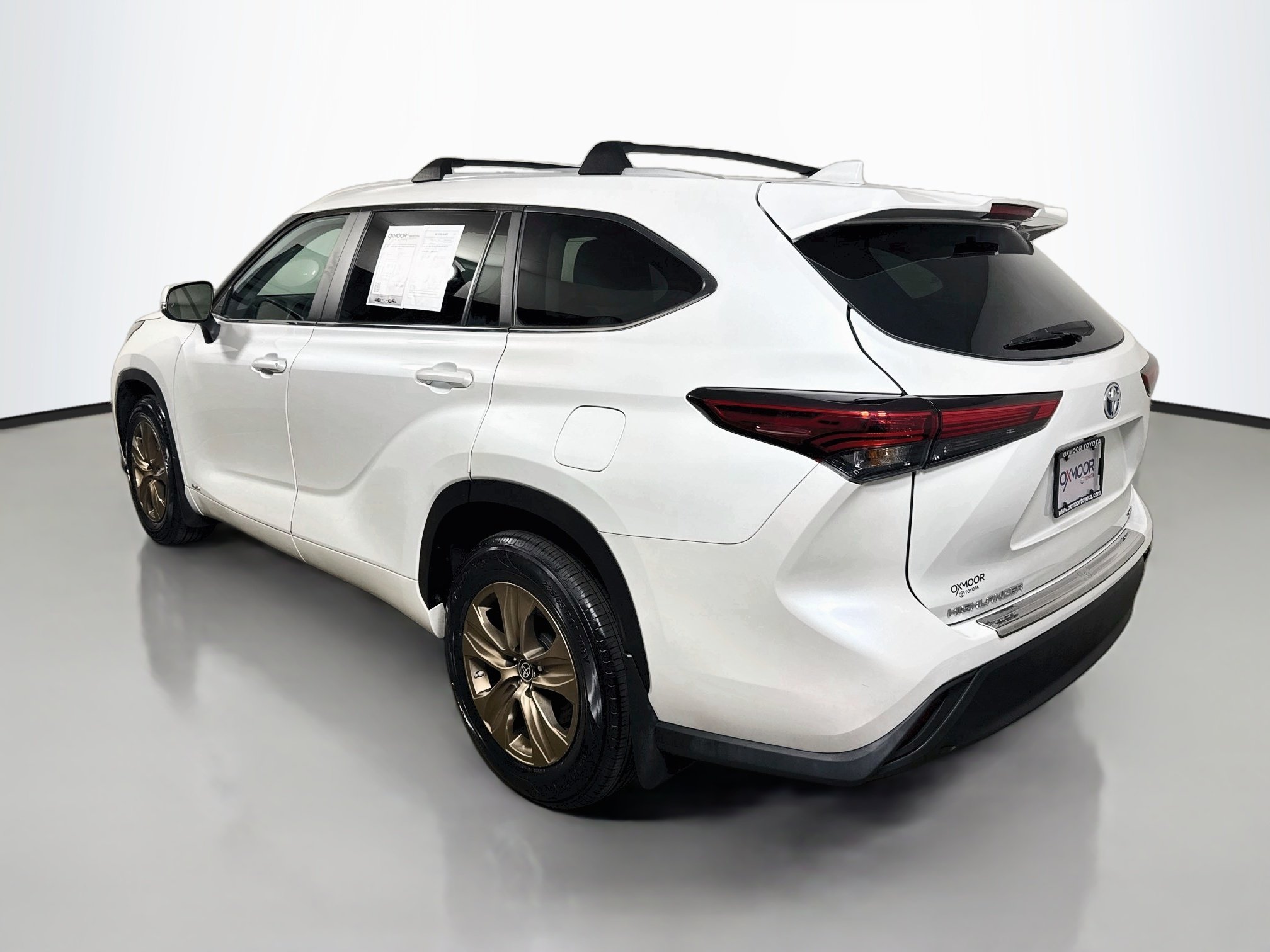 Used 2023 Wind Chill Pearl Toyota Hybrid Bronze Edition image 5