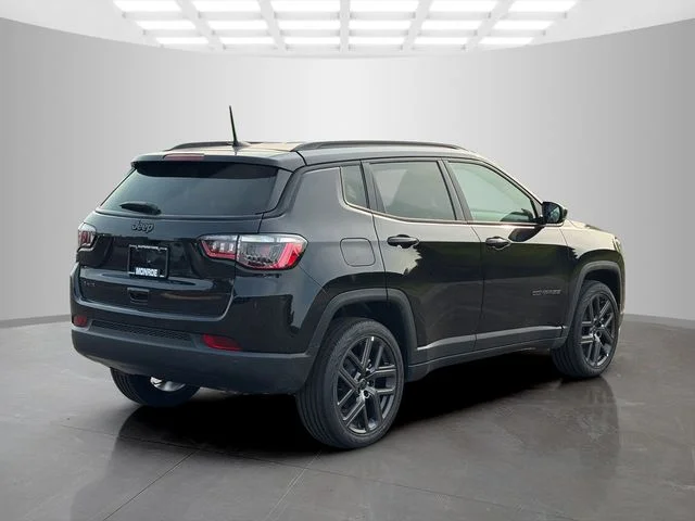 New 2026 Diamond Black Crystal Pearl-Coat Exterior Paint Jeep Limited image 7