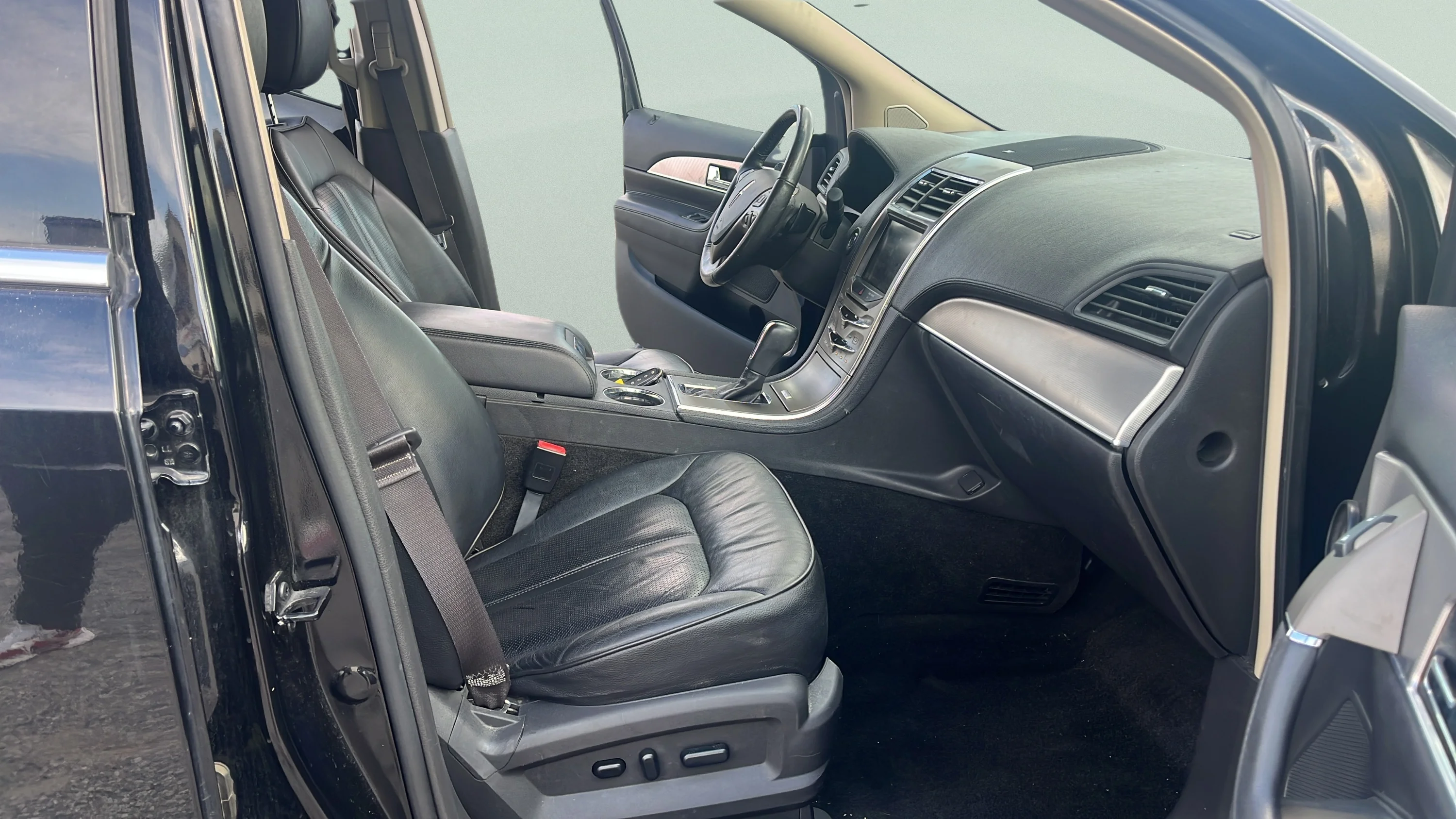 Used 2015 Black Lincoln AWD image 11