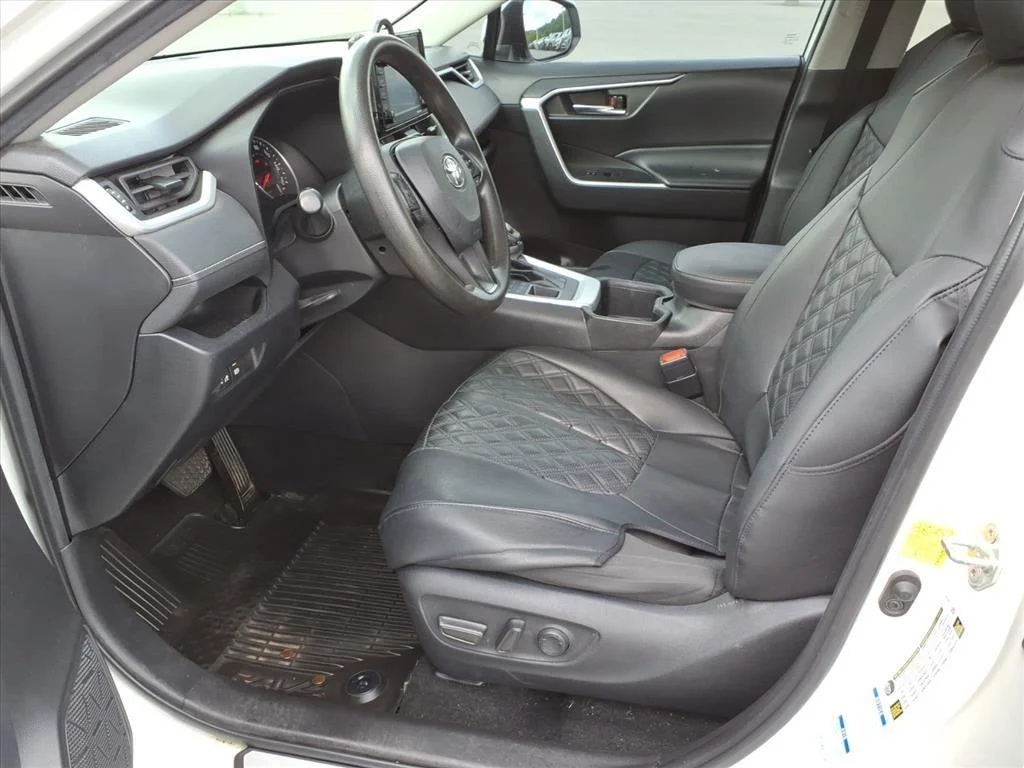 Used 2022 White Toyota XLE image 11