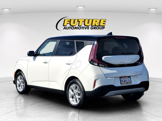 Used 2023 White Kia S image 6