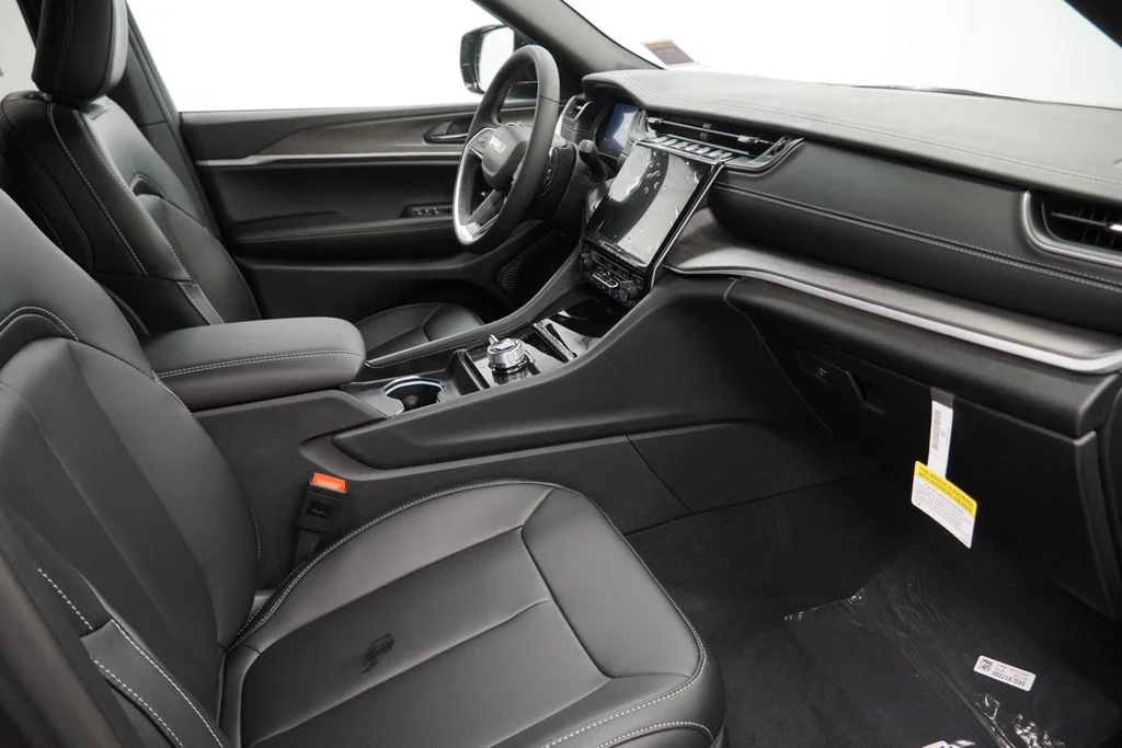Used 2025 Gray Jeep Limited image 35