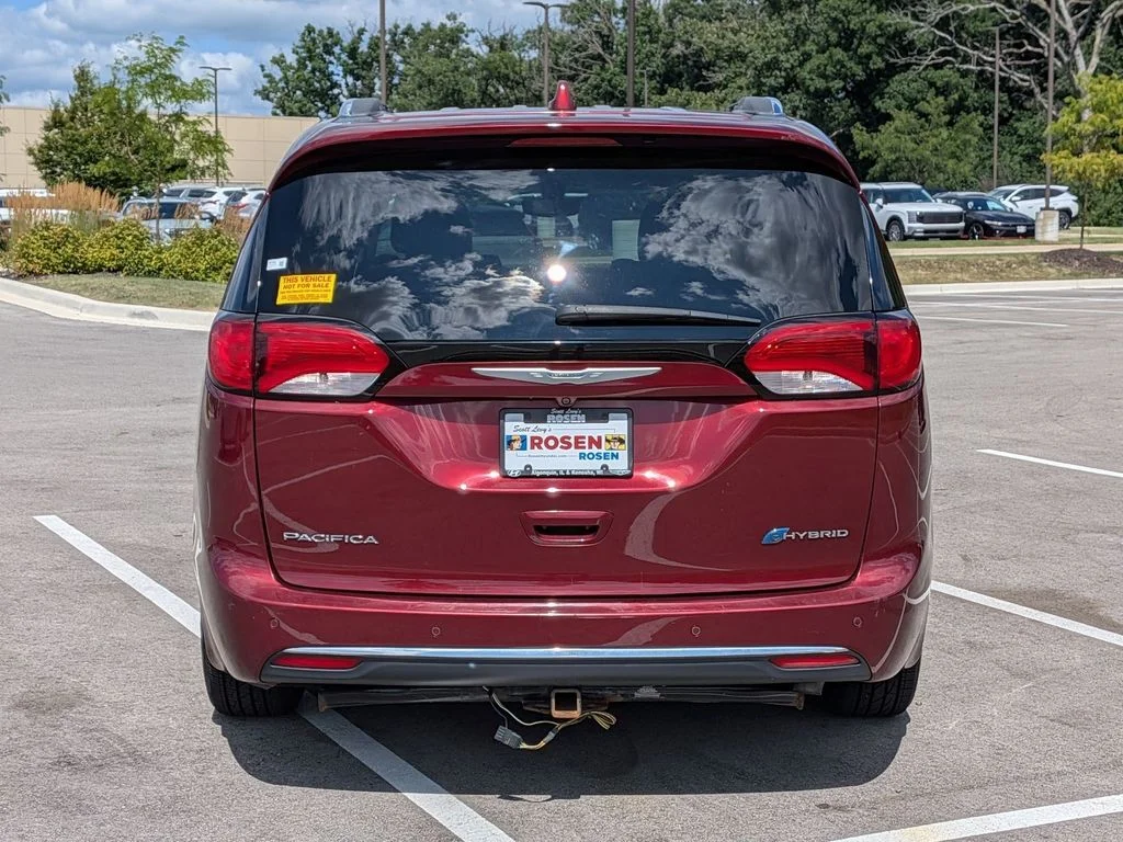 Used 2018 Red Chrysler Limited image 6