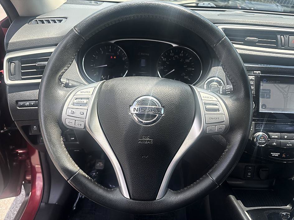Used 2016 Cayenne Red Nissan SL image 17