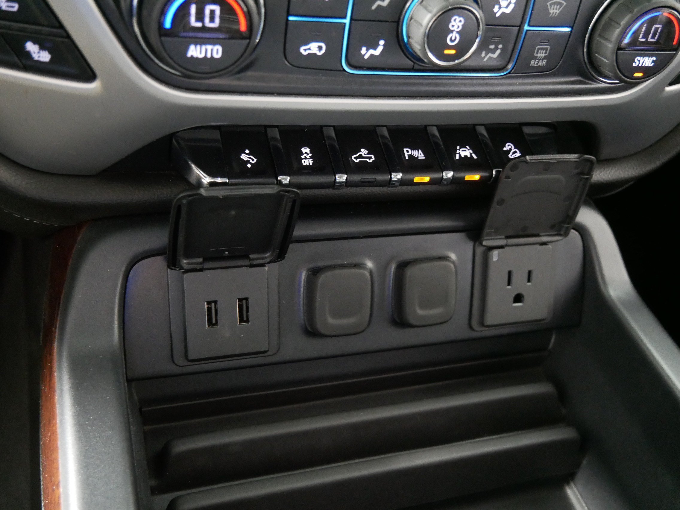 Used 2018 WHITE FROST TRICOAT GMC SLT image 29