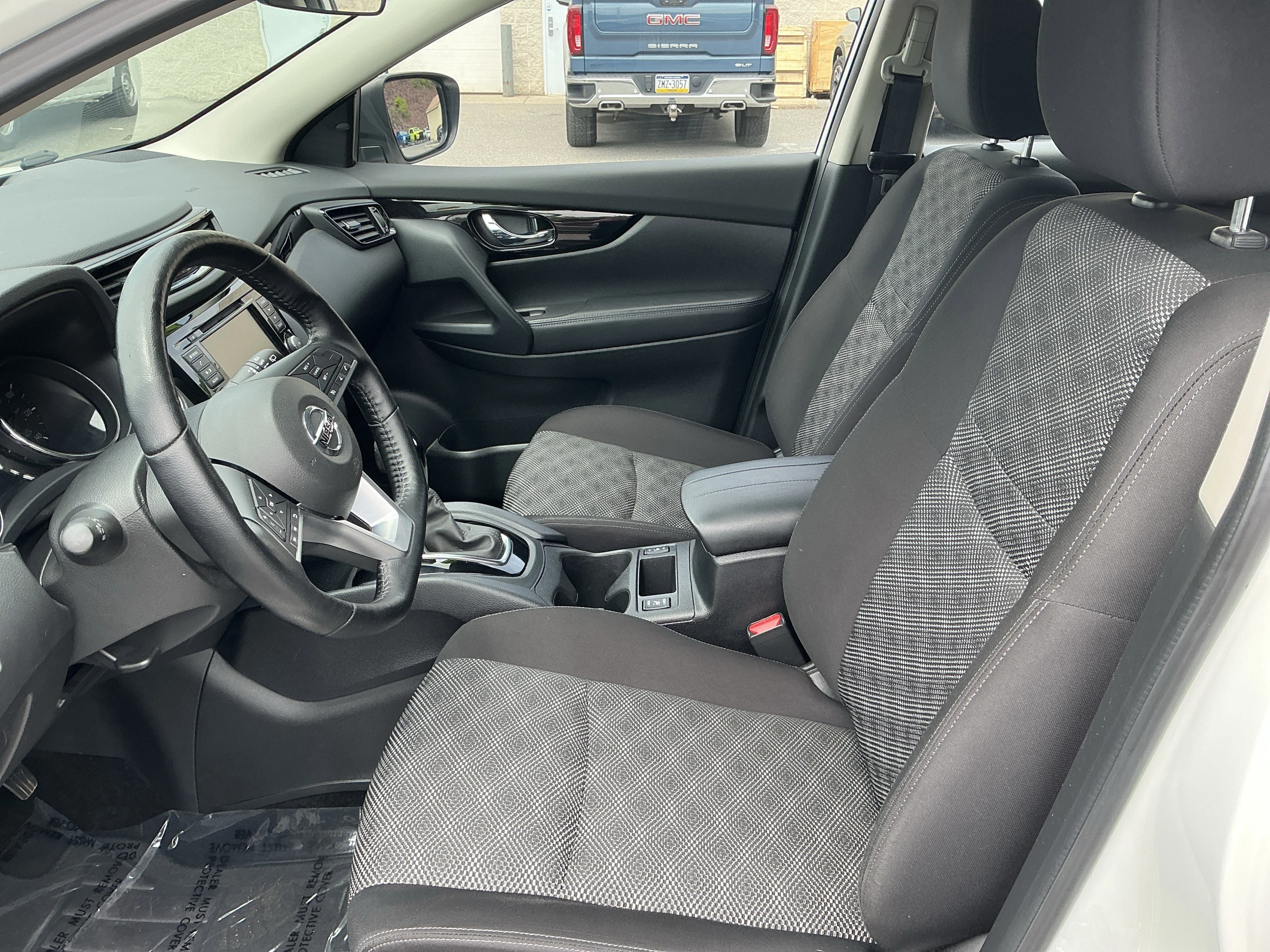Used 2022 Pearl White Tricoat Nissan SV image 10