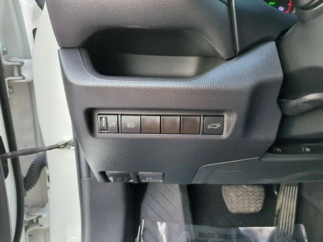 Used 2022 White Toyota XLE image 27