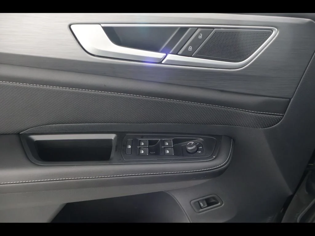 New 2026 Black Volkswagen 2.0T SE w/Technology image 29