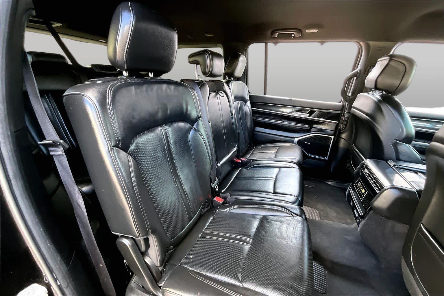 Used 2022 Diamond Black Crystal Pearlcoat Jeep Series I image 18