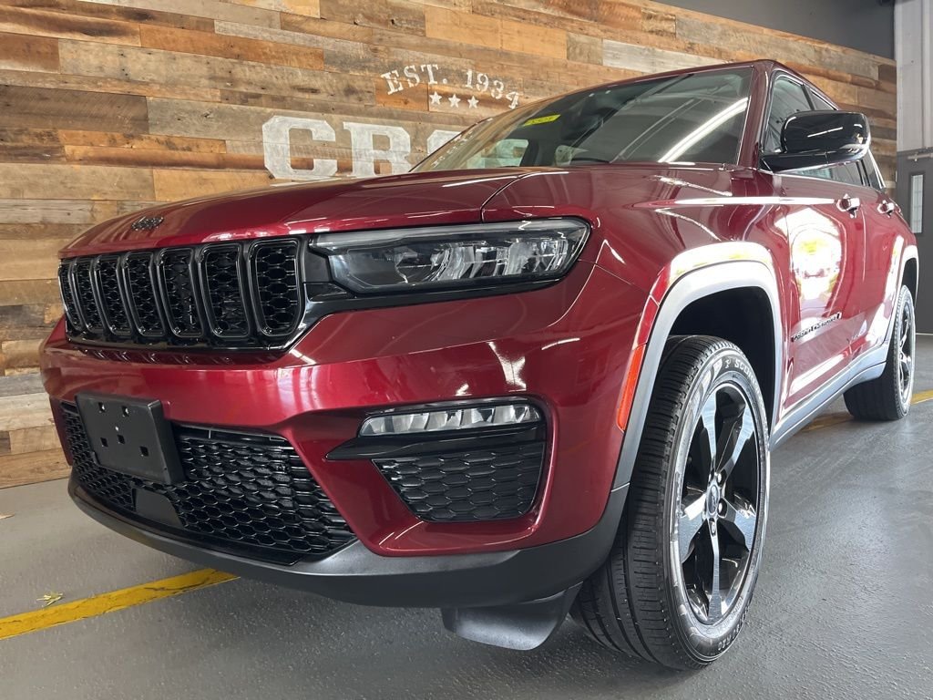 Used 2023 Velvet Jeep Limited image 14