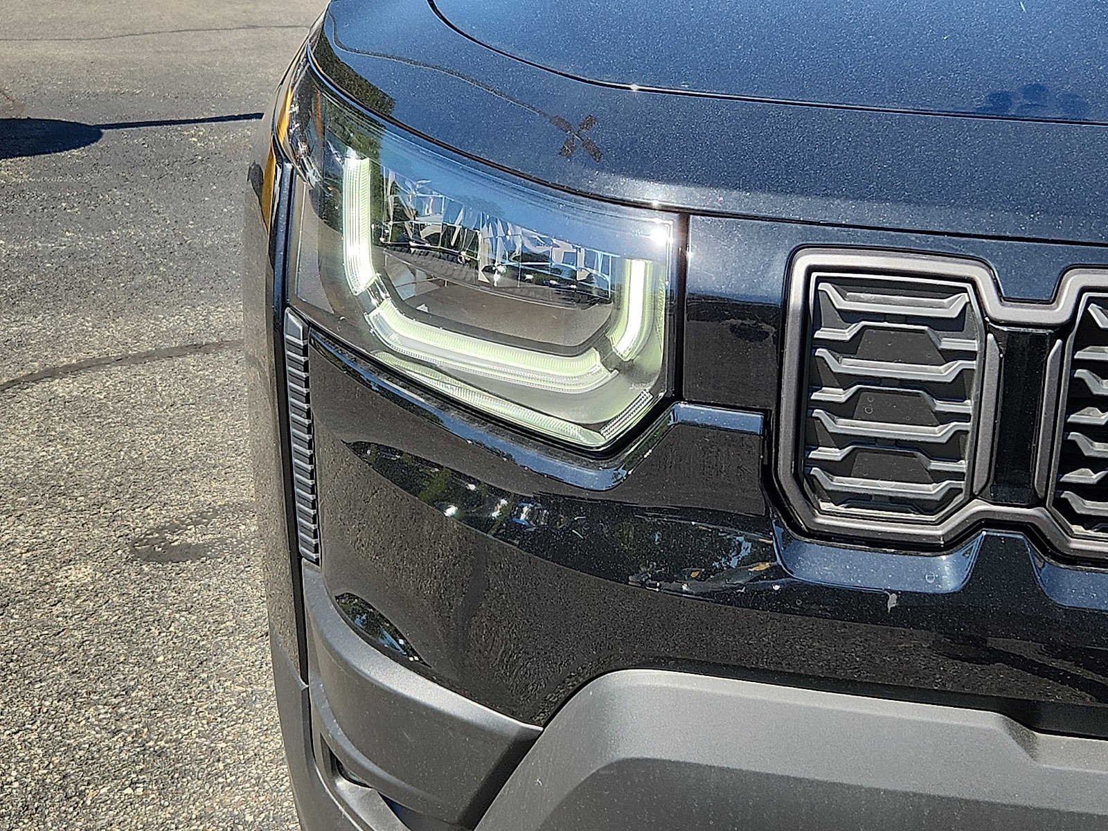 New 2026 Diamond Black Crystal Pearl-Coat Exterior Paint Jeep Limited 4x4 image 9