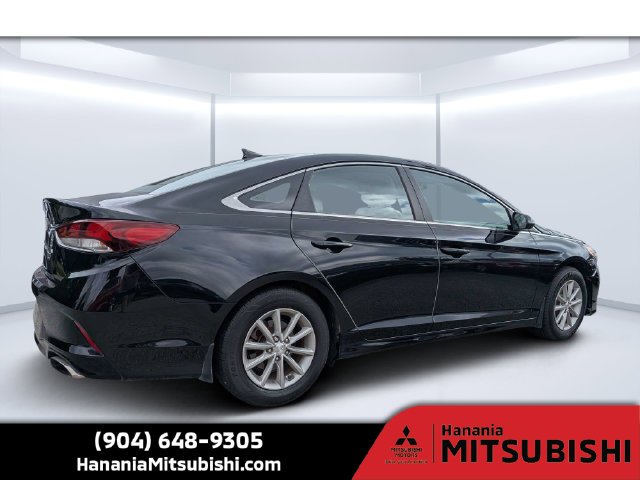 Used 2018 Black Hyundai SE image 4