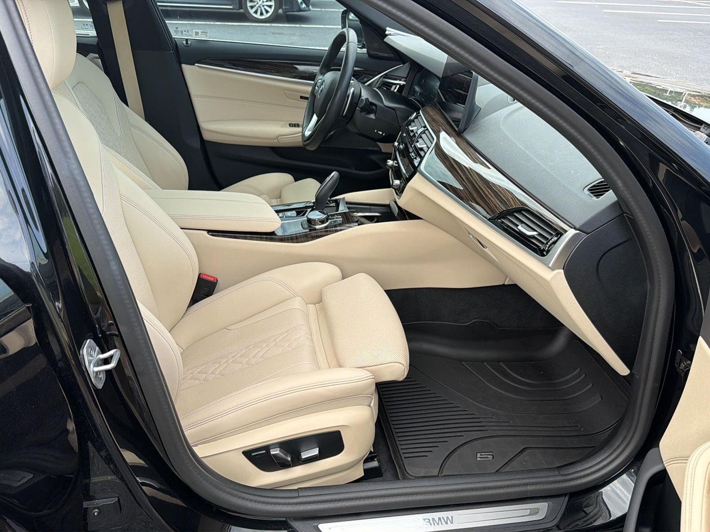 Used 2023 Black Sapphire Metallic BMW 530i image 13