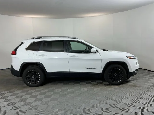 Used 2017 White Jeep Latitude image 4
