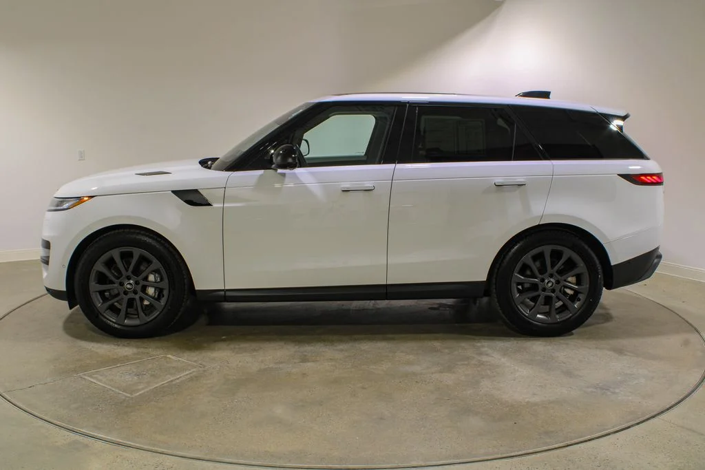 Used 2023 Fuji White Land Rover SE image 2