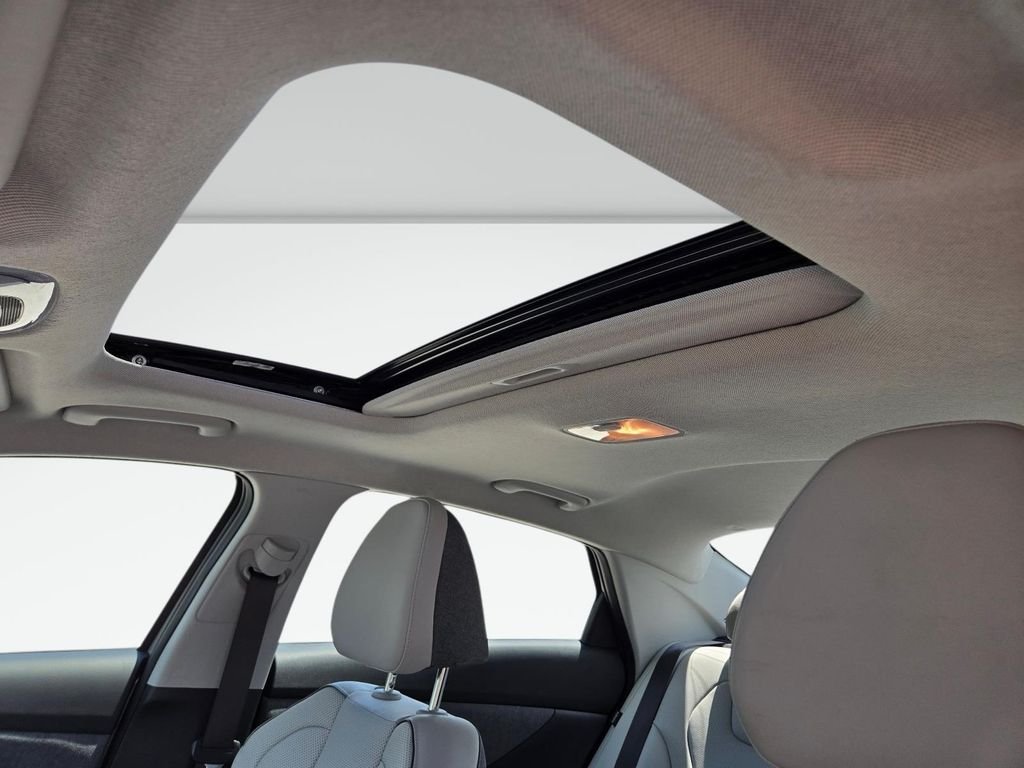 2025 Hyundai Elantra Limited - Photo 16