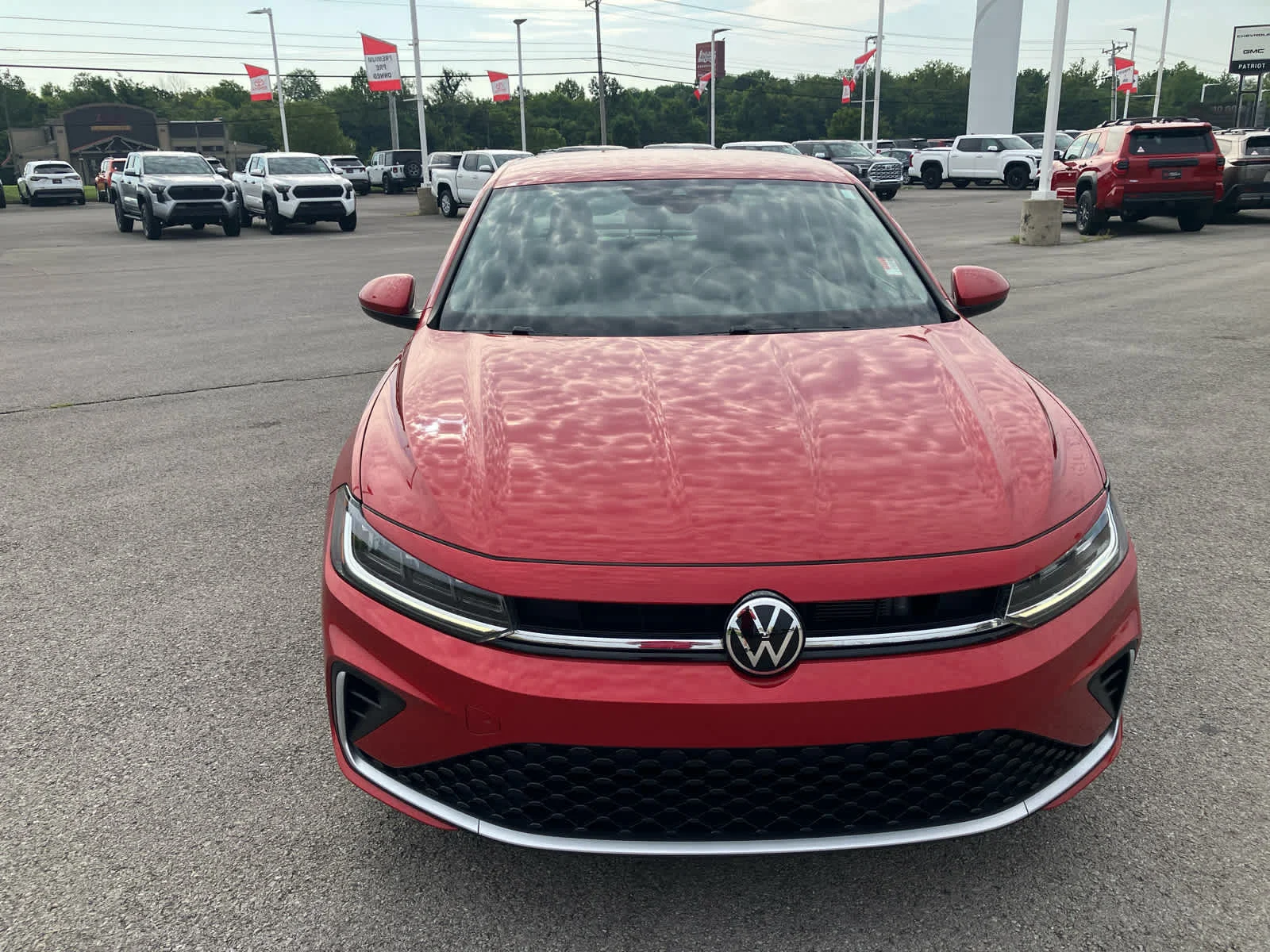 Used 2025 Kings Red Metallic Volkswagen SE image 2