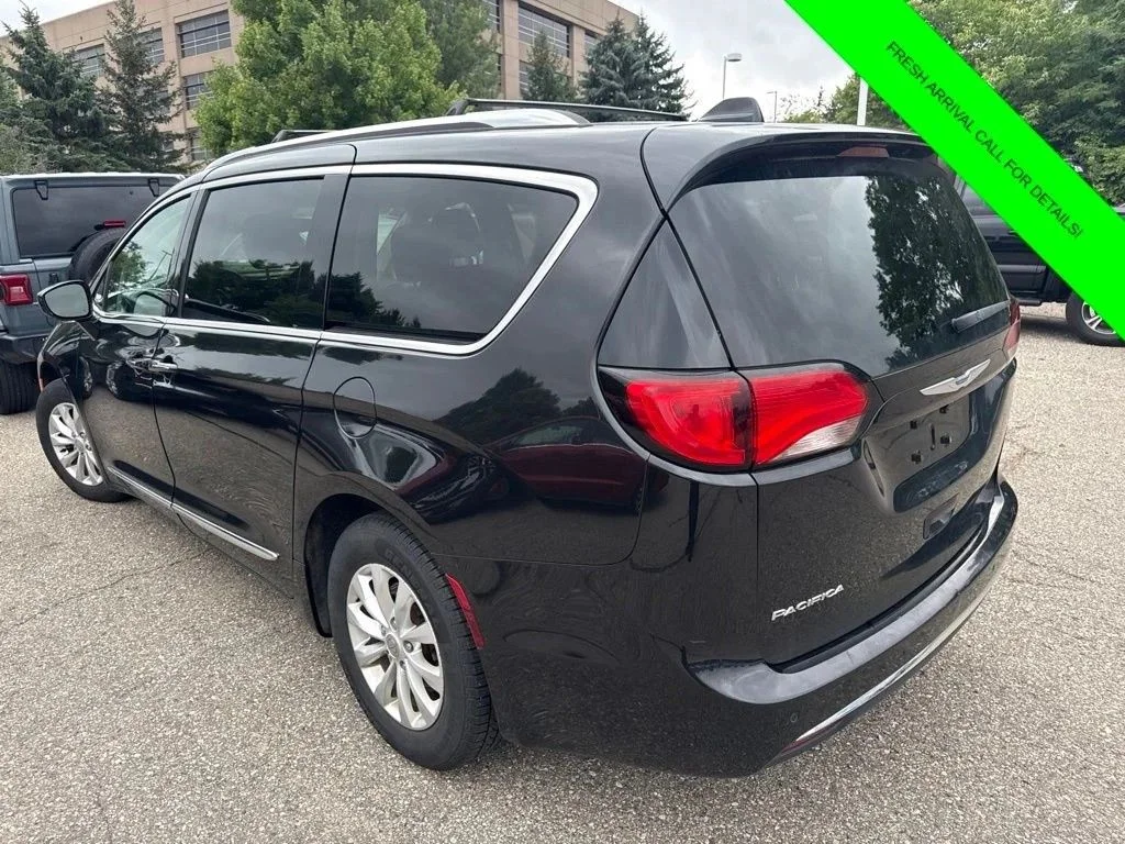 Used 2019 Brilliant Black Crystal Pearlcoat Chrysler Touring L image 9