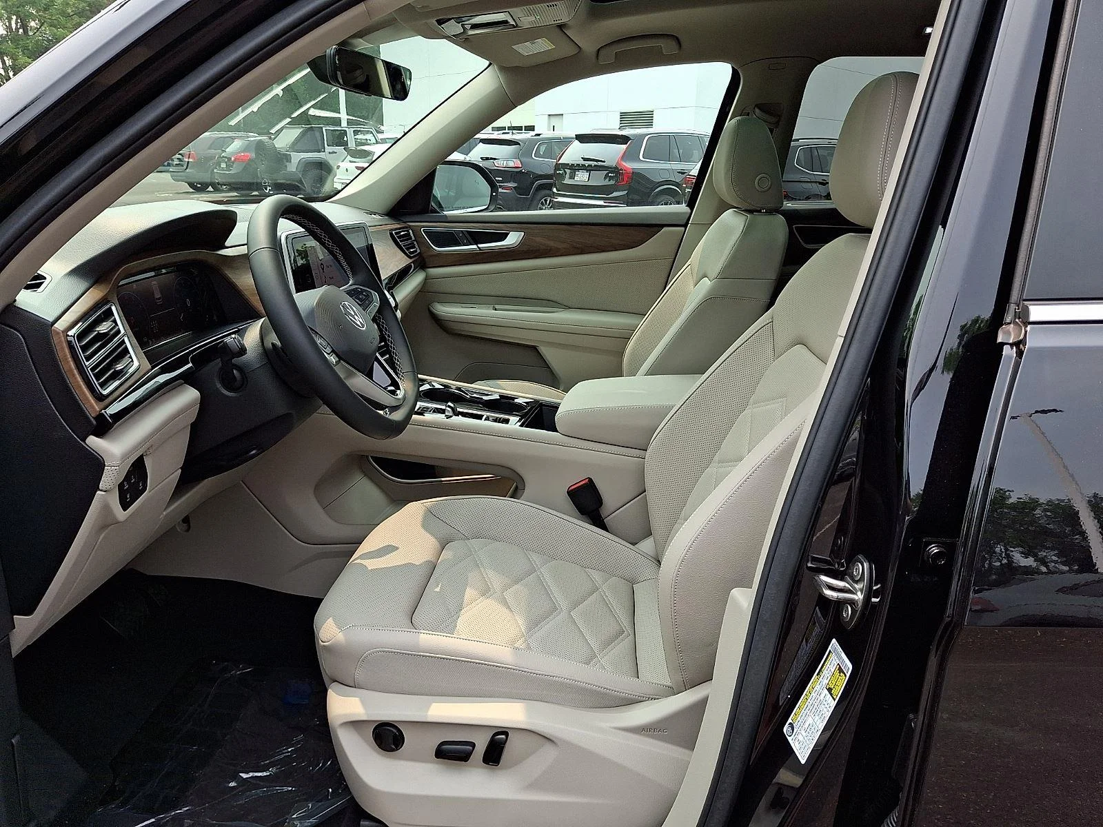 New 2026 2T2T/BLACKPEARL Volkswagen 2.0T SE w/Technology image 13