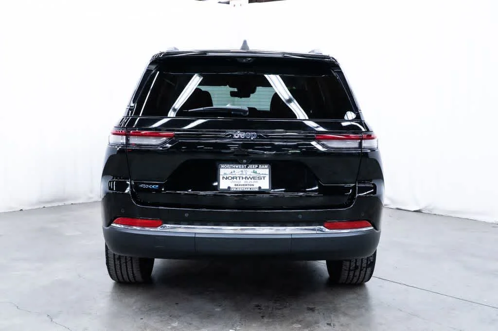 Used 2023 Diamond Black Crystal Pearlcoat Jeep  image 5