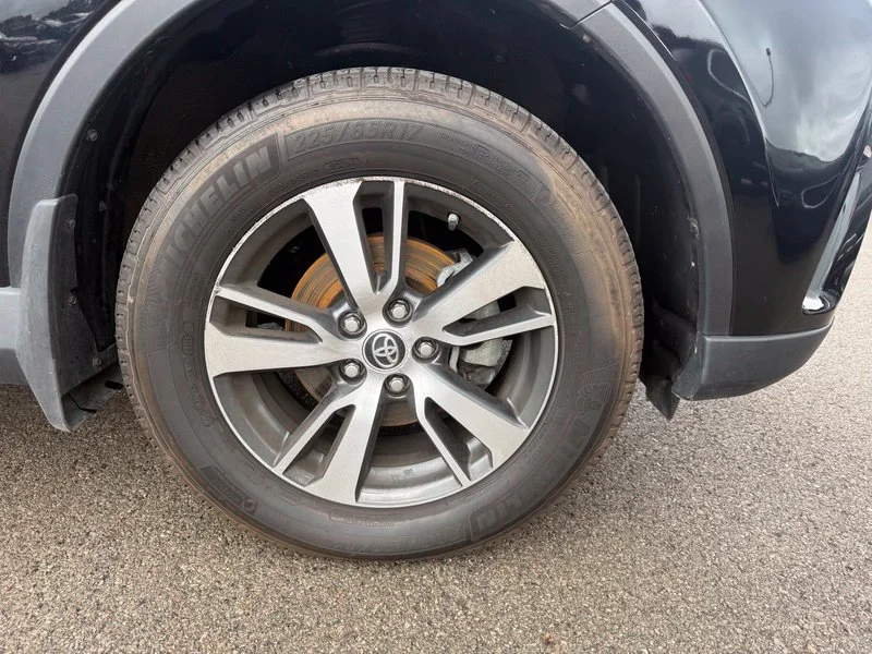 Used 2018 Black Toyota XLE image 12