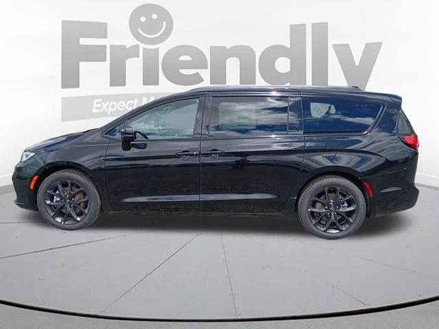 New 2026 Diamond Black Crystal Pearl-Coat Exterior Paint Chrysler Select image 8